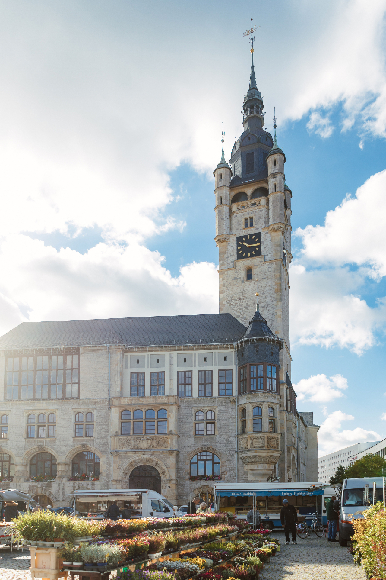 Marktplatz Dessau mit Rathausturm